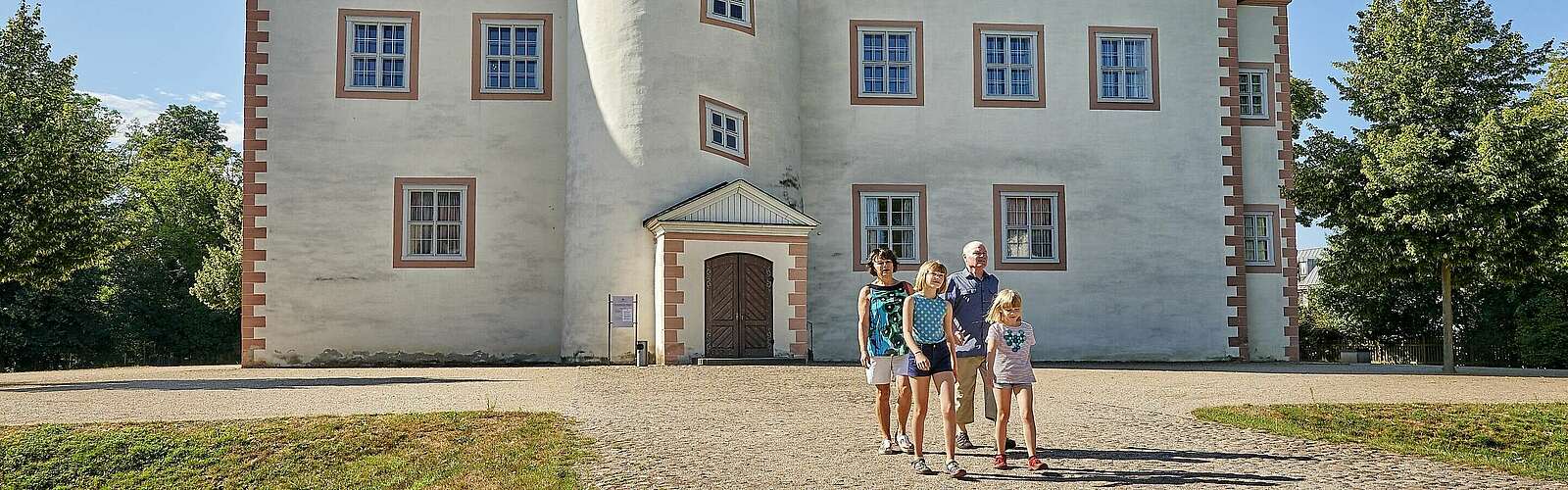 Familie vor Schloss Königs Wusterhausen,
        
    

        Foto: Fotograf / Lizenz - Media Import/Florian Trykowski