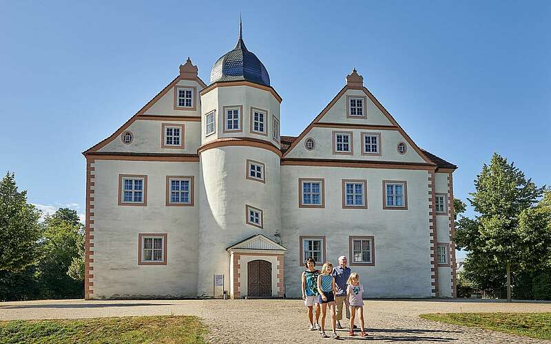 



        
            Familie vor Schloss Königs Wusterhausen,
        
    

        Foto: Fotograf / Lizenz - Media Import/Florian Trykowski
    
