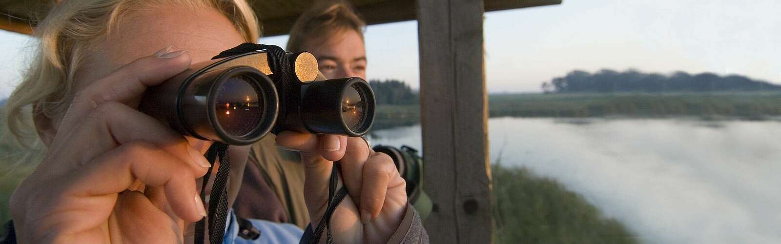 Naturbeobachtung mit dem Fernglas,
            
        
                Foto: Fotograf / Lizenz - Media Import/Wolfgang Ehn